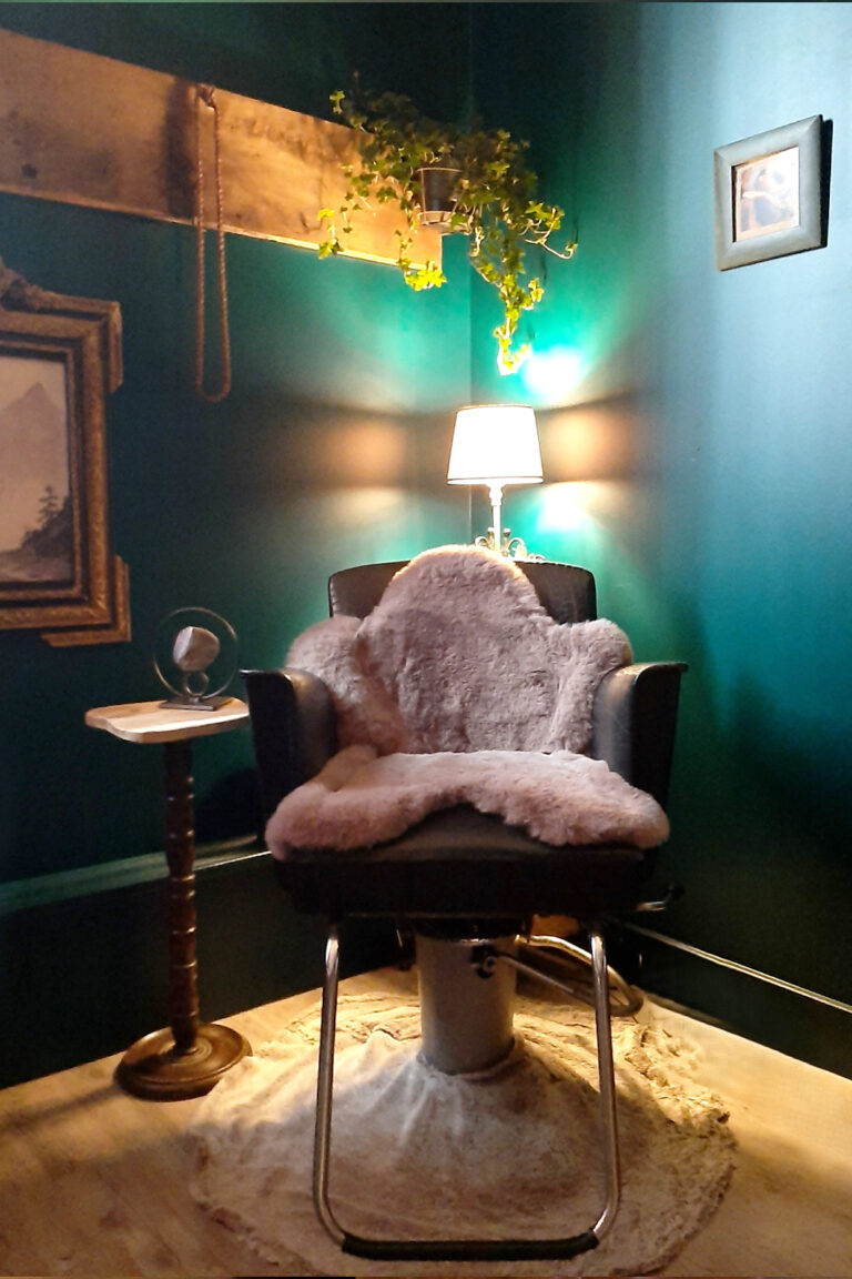 un fauteuil pour vous accueillir, et préparer votre massage personnalisé à Larressingle, Gers