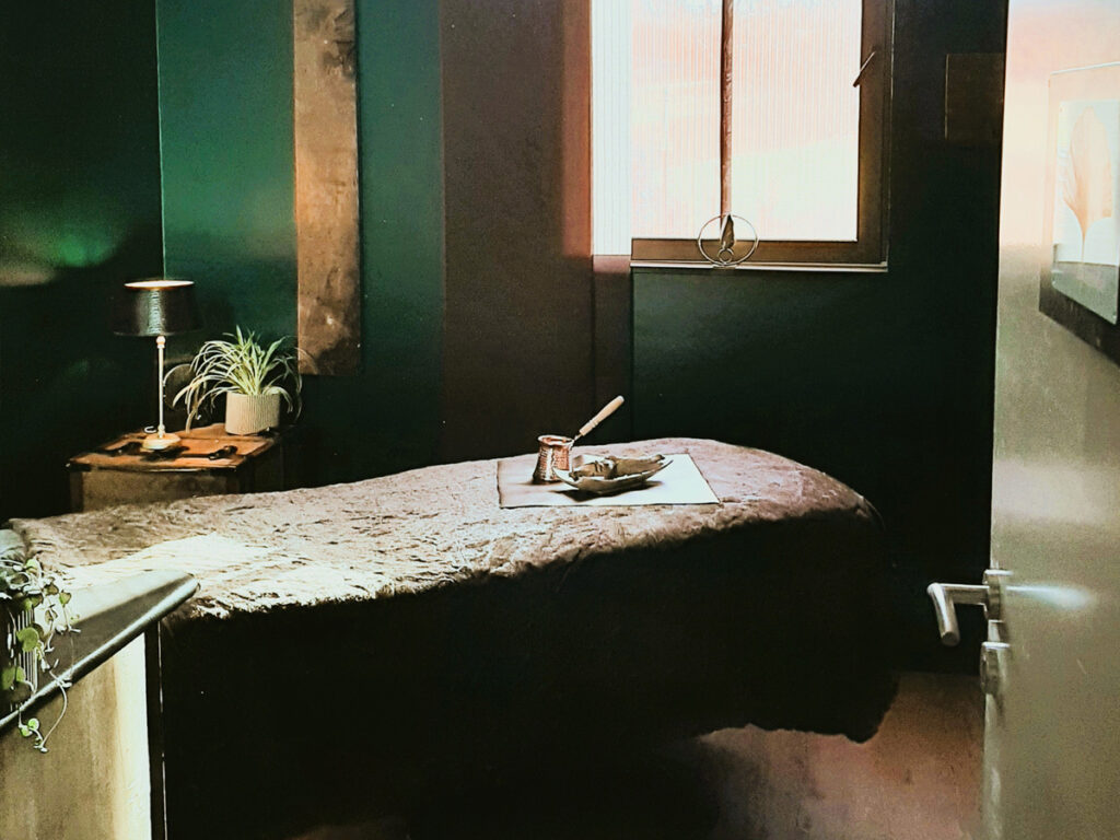 Pause bien-être dans la salle intimiste et professionnelle, lit de massage à Ikigaïa à Larressingle.