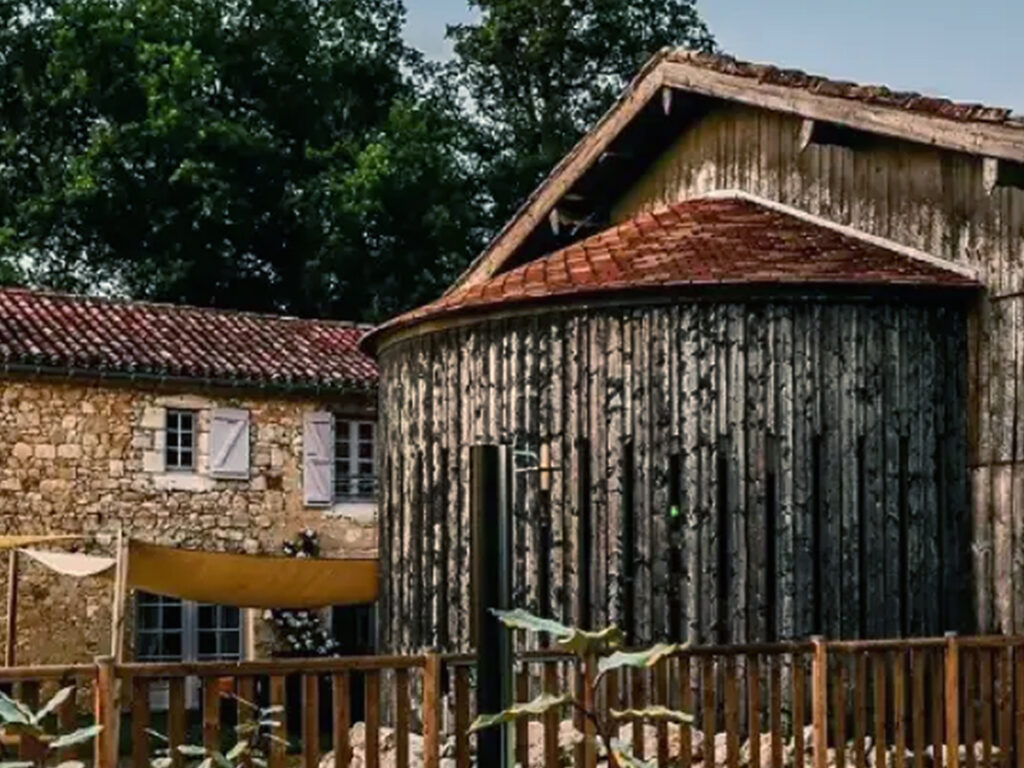 Façade de l'aile indépendante de l'Auberge de Larressingle, où est situé Ikigaïa