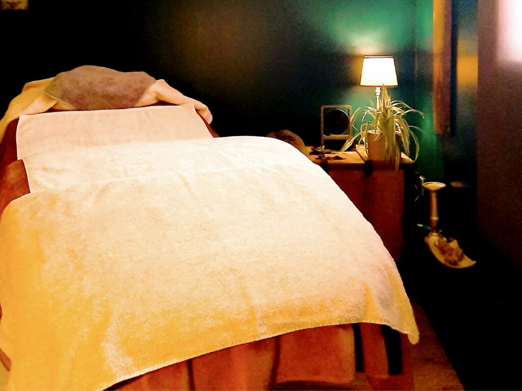 Pause bien-être dans la salle intimiste et professionnelle, lit de massage à Ikigaïa à Larressingle.